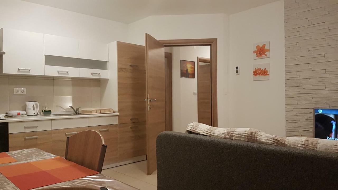 Apartment Orange Brist พูลา ภายนอก รูปภาพ