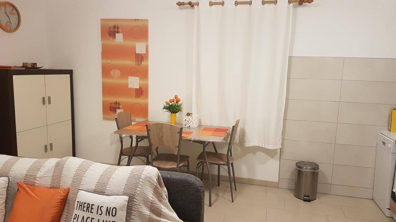 Apartment Orange Brist พูลา ภายนอก รูปภาพ
