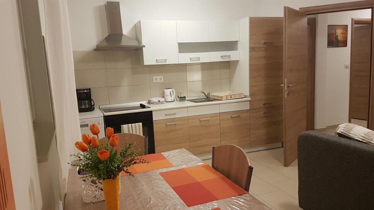 Apartment Orange Brist พูลา ภายนอก รูปภาพ