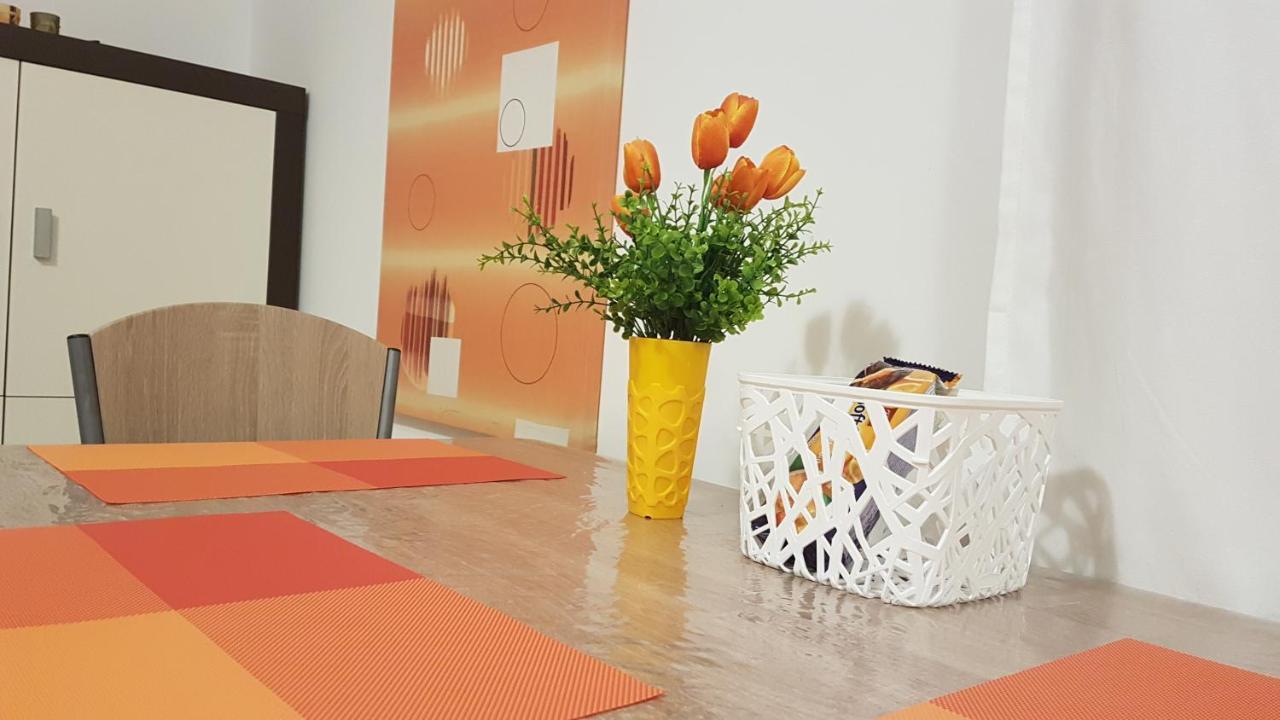 Apartment Orange Brist พูลา ภายนอก รูปภาพ